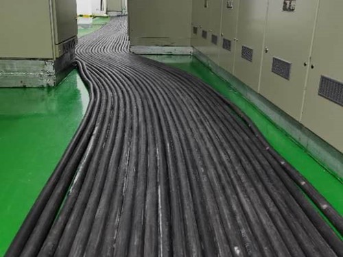 秀山如何根据理论计算公式计算温度对特定电压测量结果的影响？